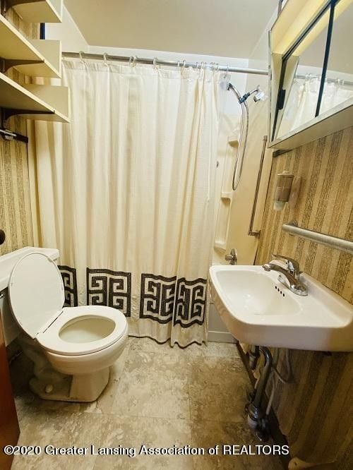 Photo - 701 W Holmes Rd