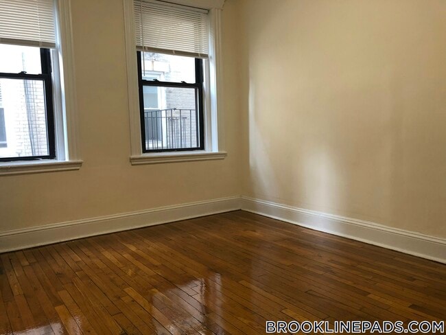 Photo - 364 Riverway Unidad 12