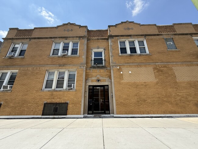 Building Photo - 5333 W Fullerton Ave Unit GDN Rental