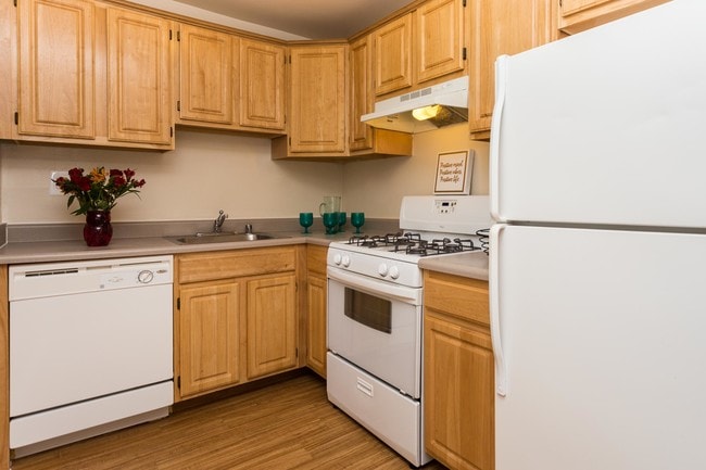 Building Photo - Laurel Manor Rental