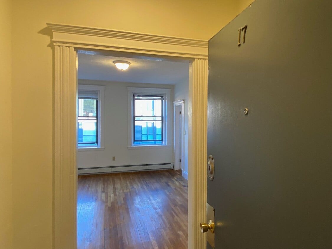 Large sunny studio in a prime location in ... - Large sunny studio in a prime location in ...