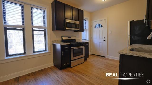 Building Photo - 1 bedroom in CHICAGO IL 60613 Unit W1 Rental