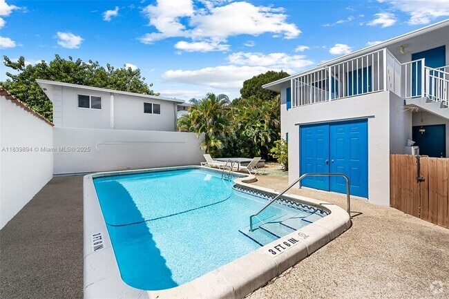 Building Photo - 1417 NE 26th Dr Unit 7 Rental