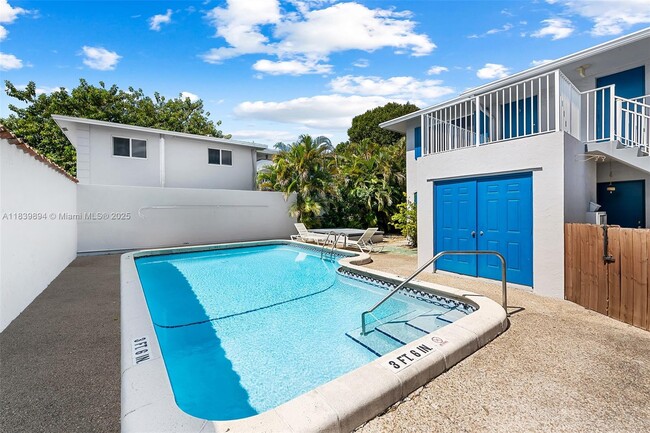 Building Photo - 1417 NE 26th Dr Unit 7 Rental