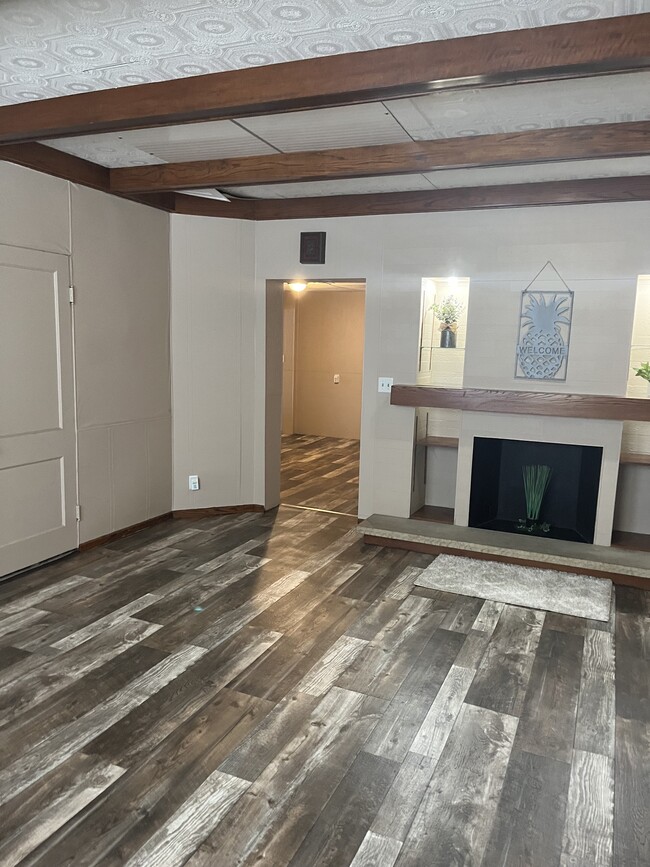 Unit 5 -2 Bedroom - 402 S Memorial Dr Unit 4 Upper Back