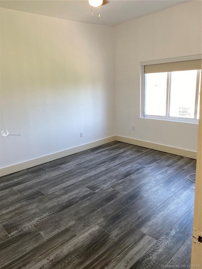 Photo - 2500 NE 192 St