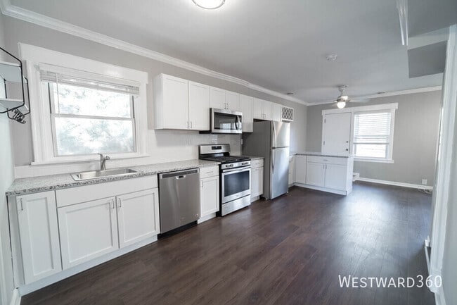 Building Photo - 921 W Winona-CH Unit CH