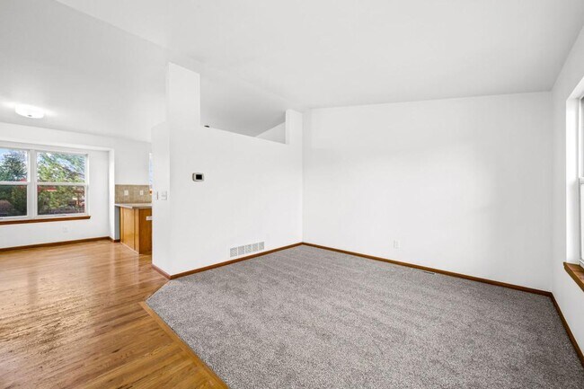 Photo - 749 Peregrine Run