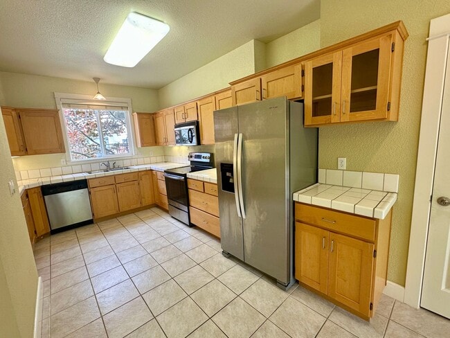 Photo - Spacious and bright 2 bed 2.5 bath Townhouse