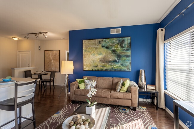 2BR, 2BA - 1030SF