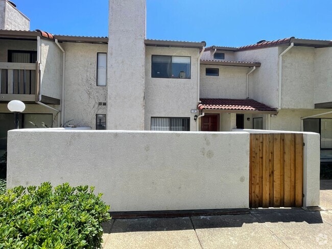Building Photo - Beautiful Updated 3 Bedroom, 2 1/2 Bath Condo