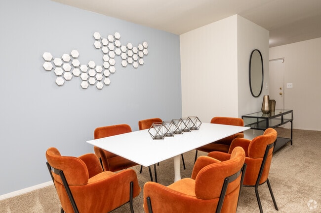 2BR, 2BA -1100 SF - Dinning Area