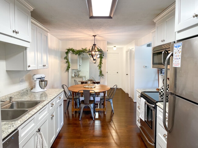 Kitchen and dining room. - 29 Great Wood Ct Unit 8