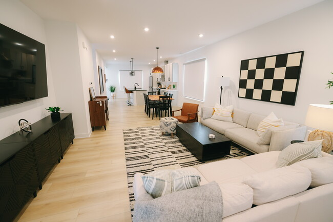 Photo - 1061 W 18th St