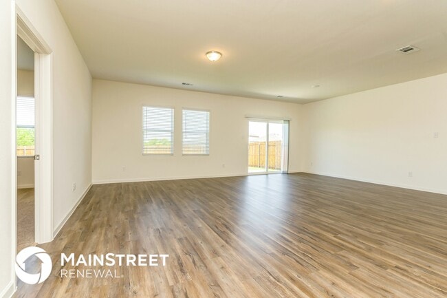 Photo - 432 Canoe Way