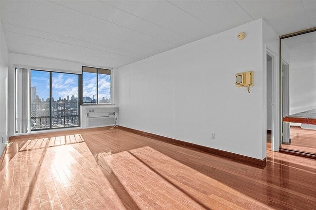 Building Photo - 23-22 30th Rd Unit 10j