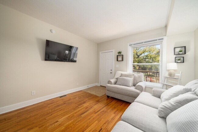 Photo - 1363 Indianola Ave