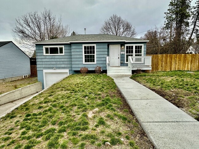 Building Photo - South Hill!