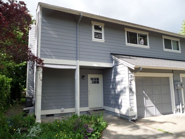 Building Photo - Super Cute 3 Bedroom Duplex with Fenced Ba... Rental