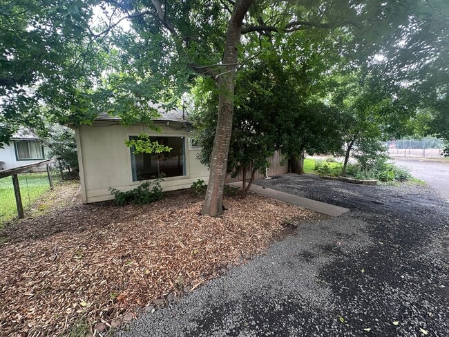 Building Photo - 2050 Laburnum Ave