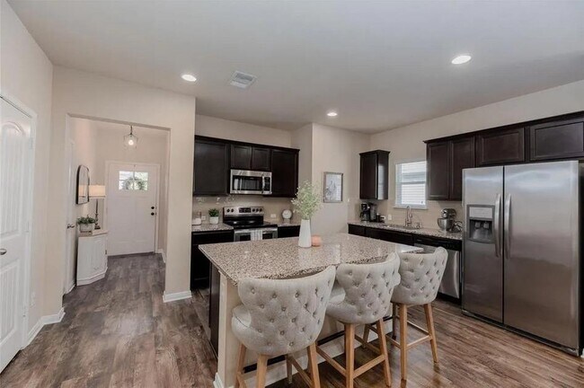 Photo - 652 Donegal Ln