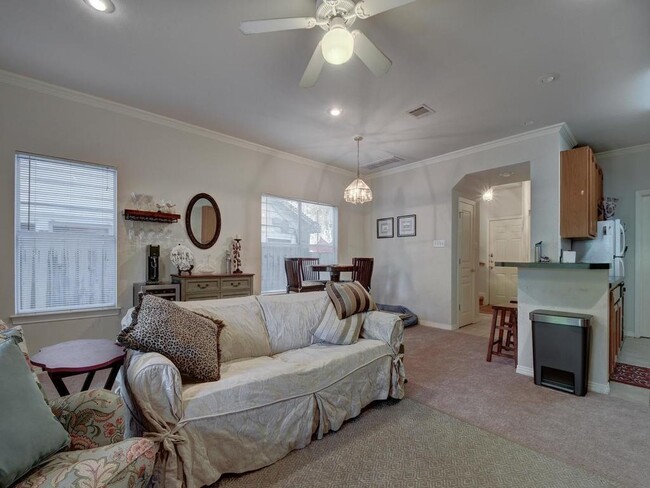 Photo - 609 E 49th St