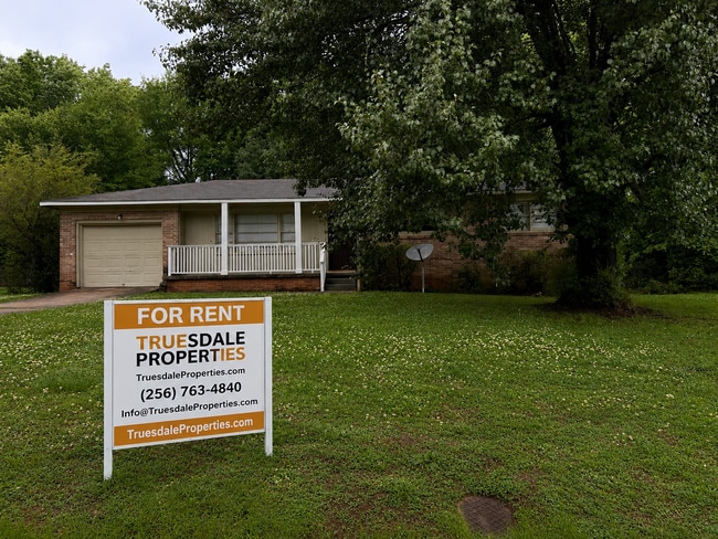Building Photo - Brick home with 3BR, 1.5BA, garage, fenced in back yard.