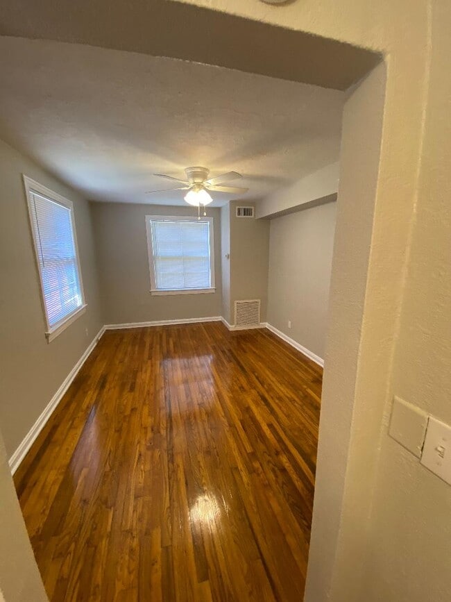 Sala de estar 1 - 2741 Riverside Ave Apartamentos Unidad 2741