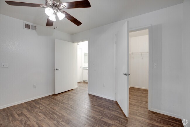 2BR, 2BA - 1,040 SF
