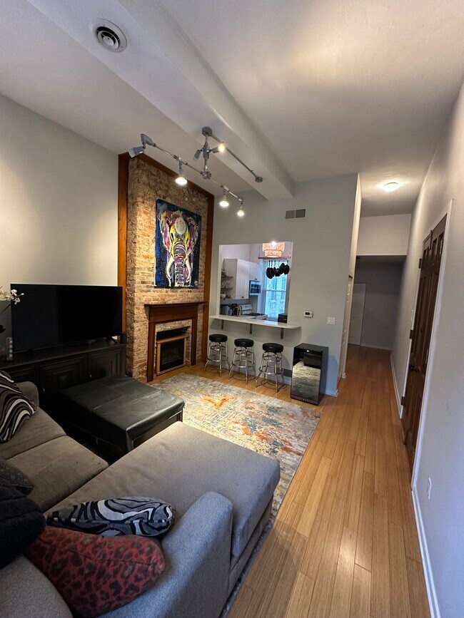 Building Photo - 602 Lockhart St Unit 5