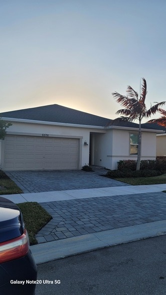 Photo - 6576 Cloverdale Ave