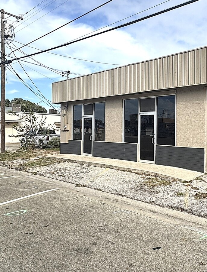 Photo - 112 W Avenue E