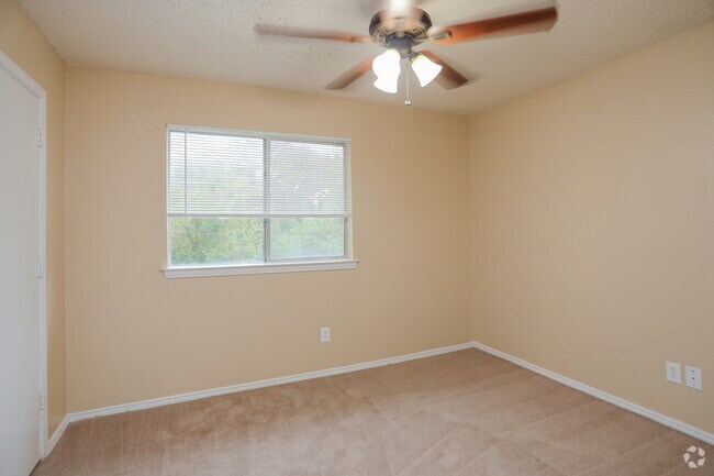 2BR, 1.5BA - 885SF - B1
