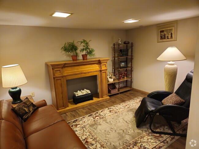 Building Photo - 809 14th St Unit Bide-A-While Rental
