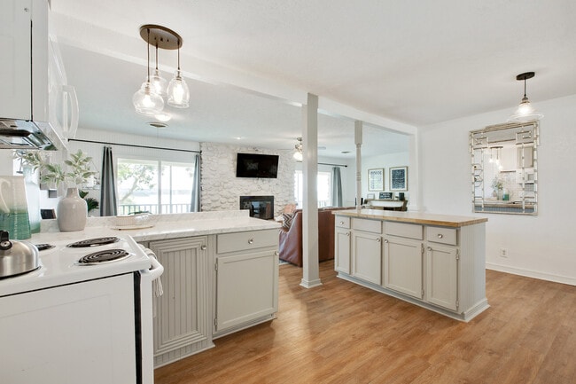 Photo - 4724 Lakeview Dr