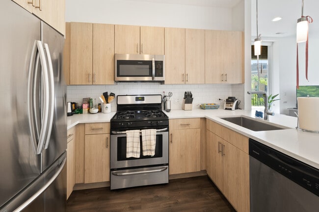 Building Photo - 1507 N. Western-302 Unit 302