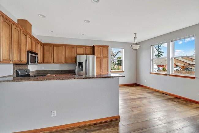 Photo - 3 Bed 2 Bath - Fairway Point - Pet per Approval - Fenced Backyard