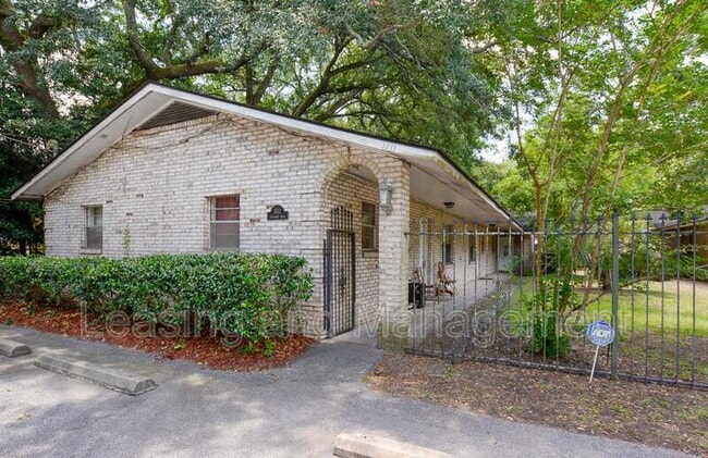 Building Photo - 1611 Jessamine Rd Unit 1C