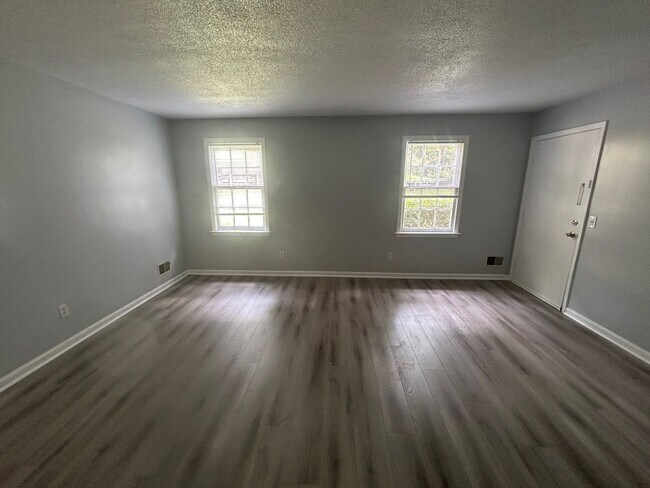 Photo - 715 Montague Rd