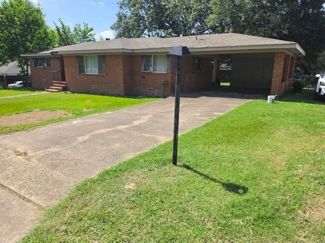 Building Photo - 807 Woodlawn Ave
