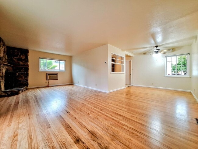 Photo - Charming Single Story 3bd House with Large...