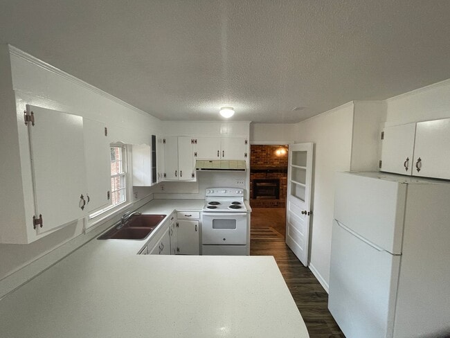 Building Photo - 3 bedroom 1.5 bath house available. Pet friendly!