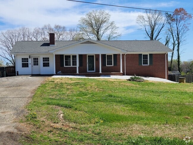 Building Photo - Spacious 3 Bedroom 2 Bath Brick Home in Mo...