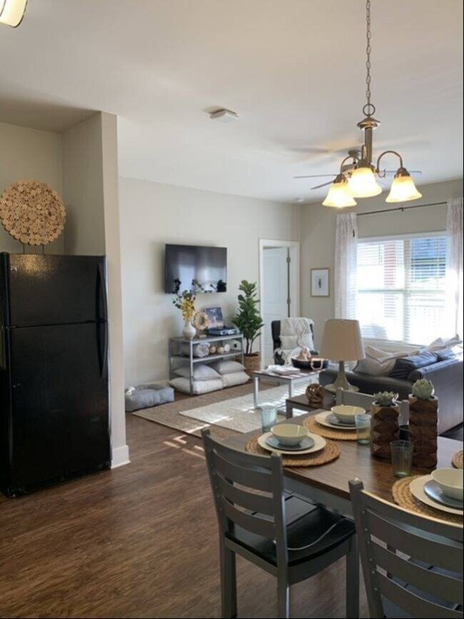 Yugo Charlotte College Downs Apartments Charlotte, NC