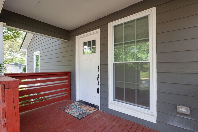 Photo - Updated 3bd/2ba w/ Large Backyard & Lawn C... Casa