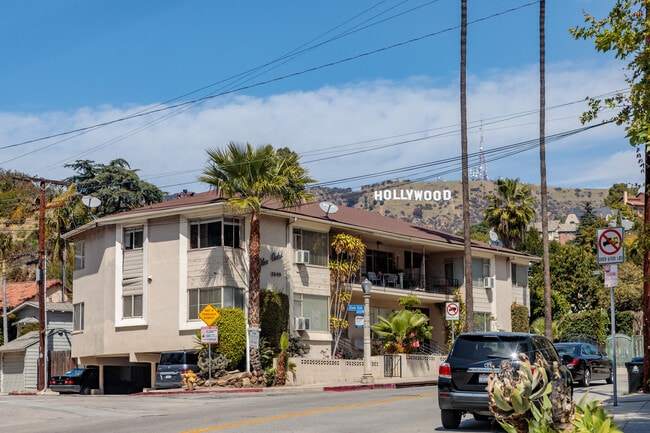 Building Photo - 2649 N Beachwood Dr Unit 3 Rental