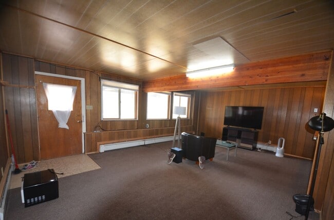 Building Photo - Garden level one bedroom apartment in the hills above BRECK. Pets OK! Includes HEAT and electri...