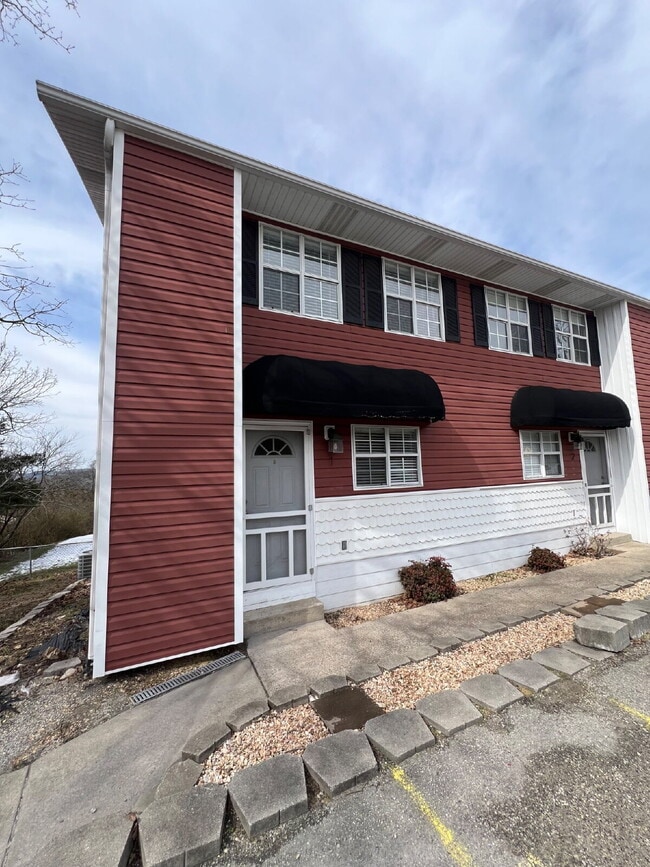 Building Photo - 2BR Prestine / Lakeview Townhouse Unit 4