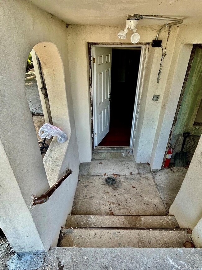 Building Photo - 2910 Tenbroeck Ave Rental
