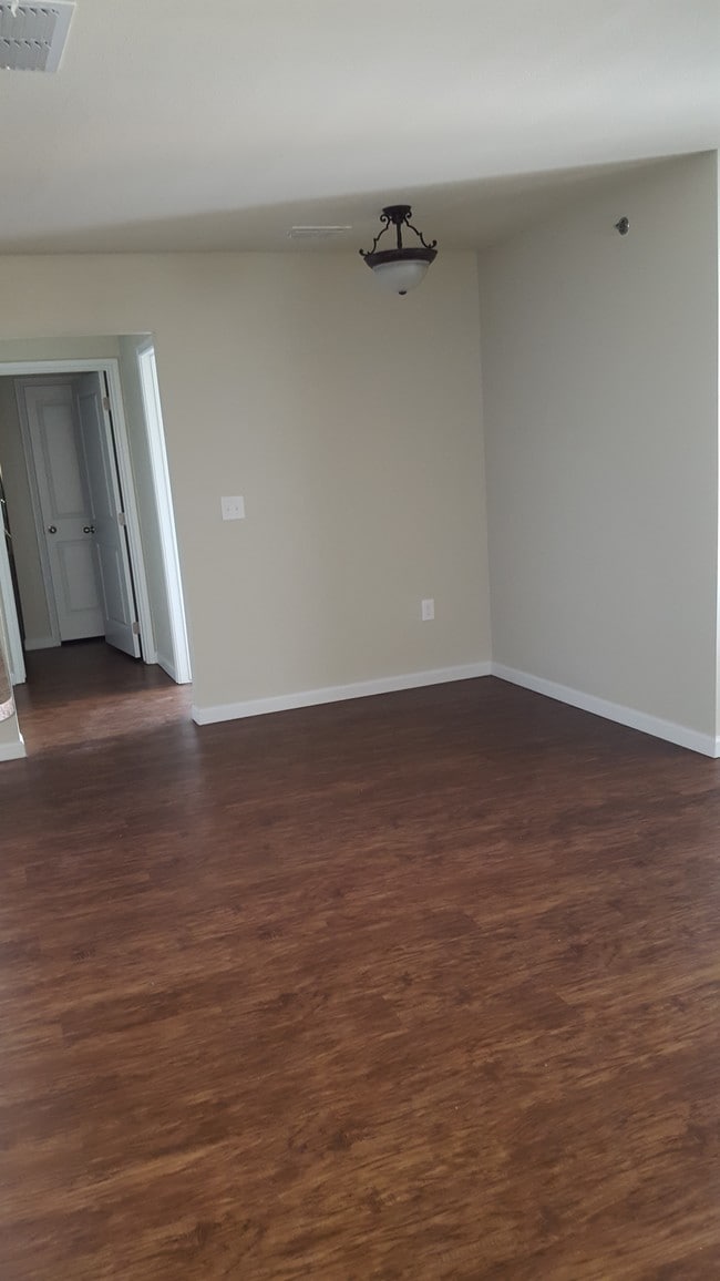 Área de comedor - Riverside Village Apartments